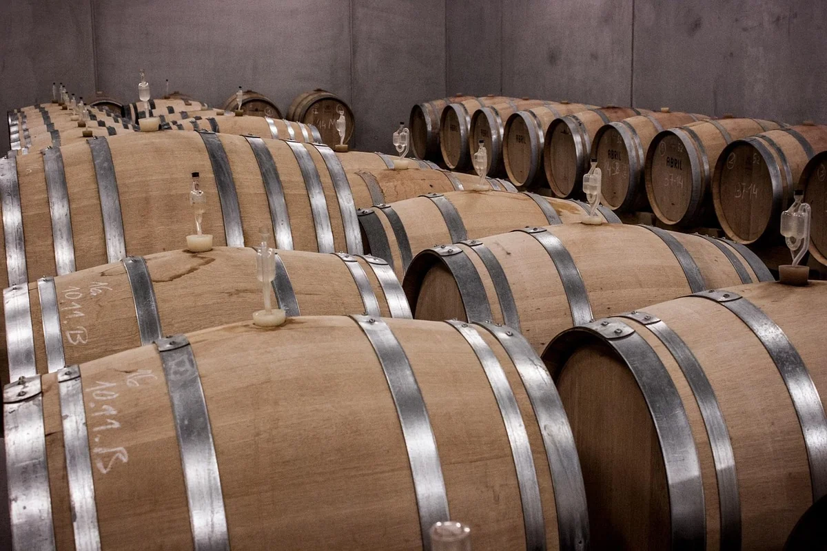 Prix cave à vin sur mesure sous escalier : tarifs et devis 2026